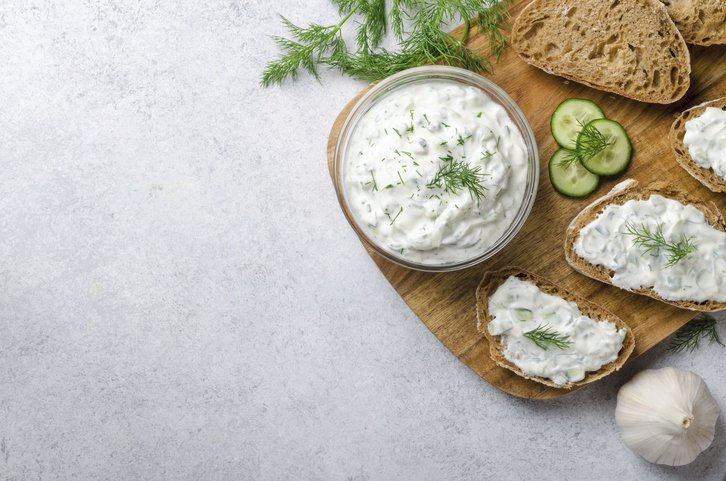 Tzatziki můžete podávat i s křupavým pečivem jako předkrm