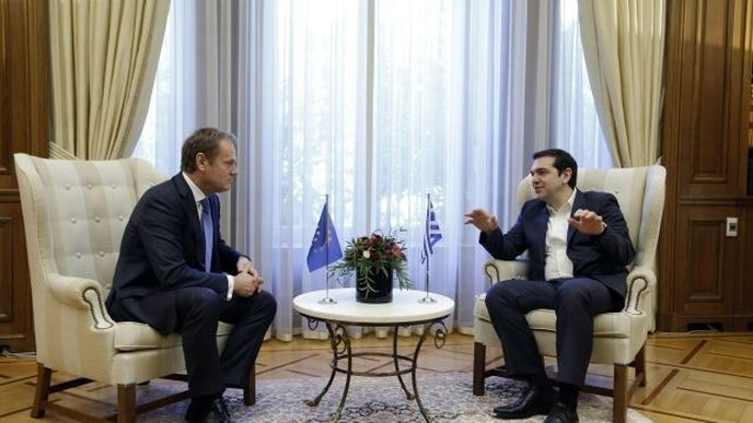 Předseda Evropské rady Donald Tusk jedná s řeckým premiérem Alexisem Tsiprasem dnes ve vile Maximos v Athénách