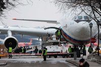 Vyhoštění diplomaté z USA dorazili do Ruska. Ti v Česku si teprve „balili věci“