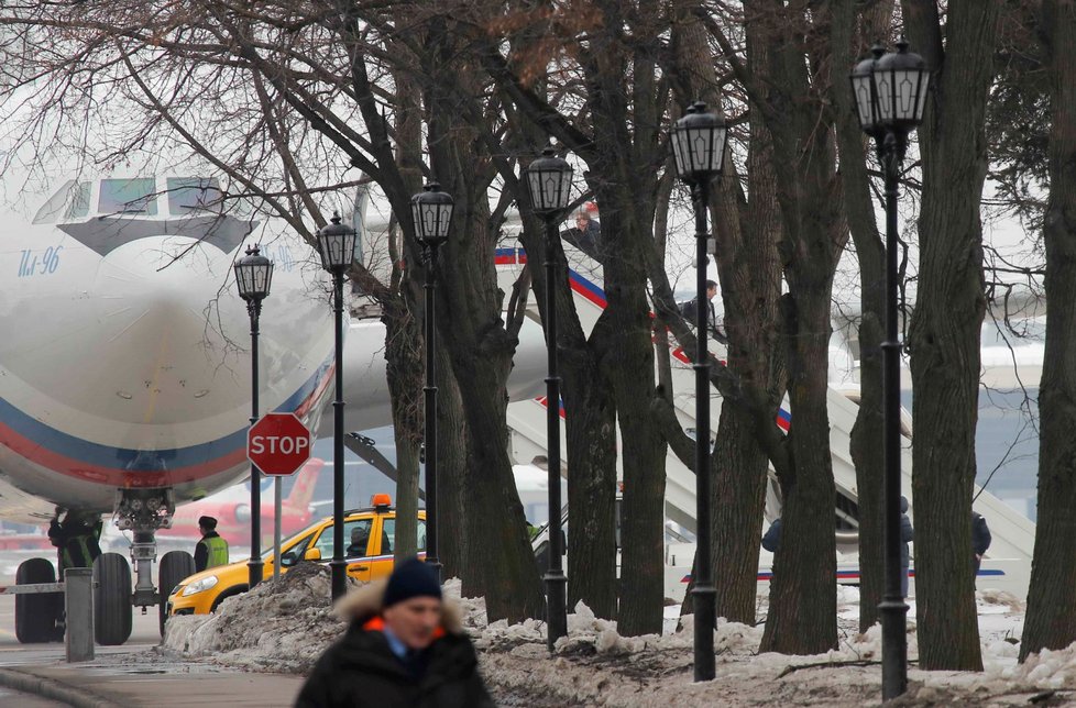 Desítky ruských diplomatů musely opustit USA, následovaly je i rodiny.