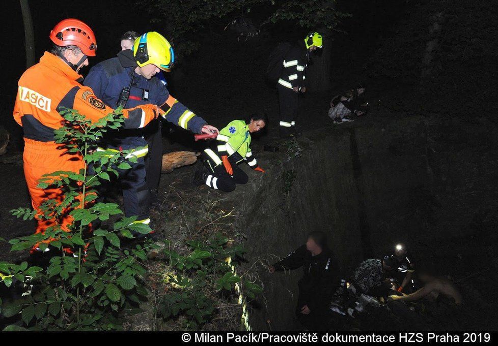 19letá žena spadla do čtyřmetrové jámy a vážně se zranila.