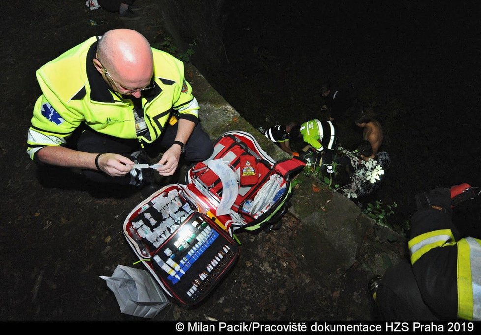 19letá žena spadla do čtyřmetrové jámy a vážně se zranila.