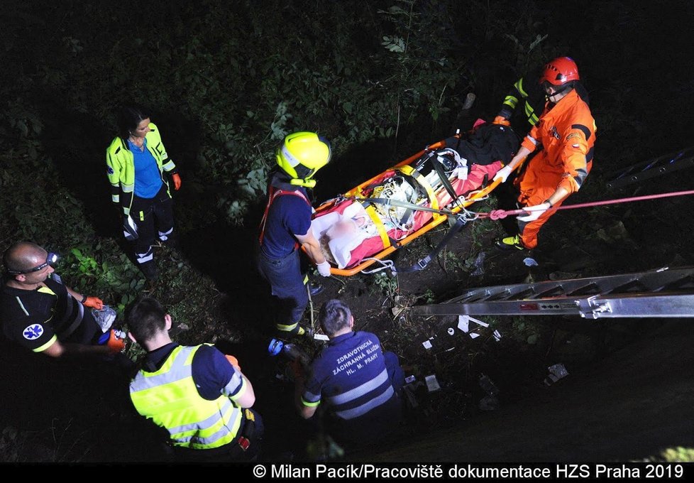 19letá žena spadla do čtyřmetrové jámy a vážně se zranila.