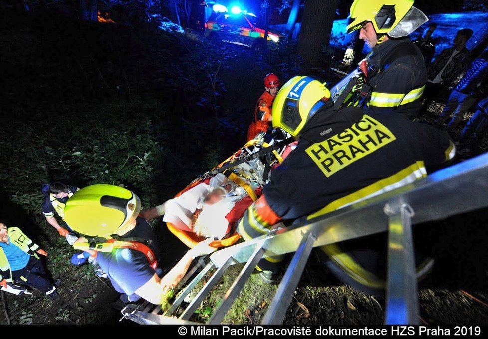 19letá žena spadla do čtyřmetrové jámy a vážně se zranila.