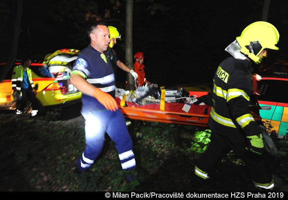 19letá žena spadla do čtyřmetrové jámy a vážně se zranila.