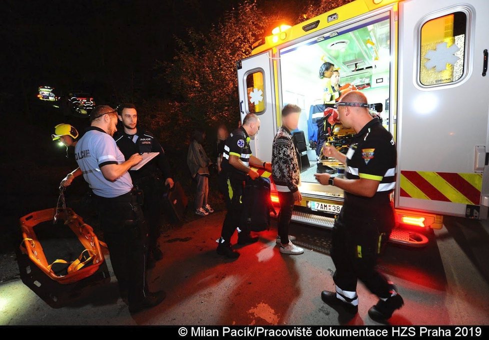 19letá žena spadla do čtyřmetrové jámy a vážně se zranila.