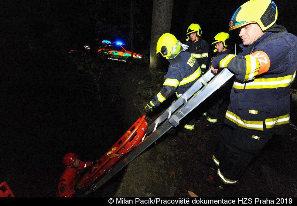 19letá žena spadla do čtyřmetrové jámy a vážně se zranila.