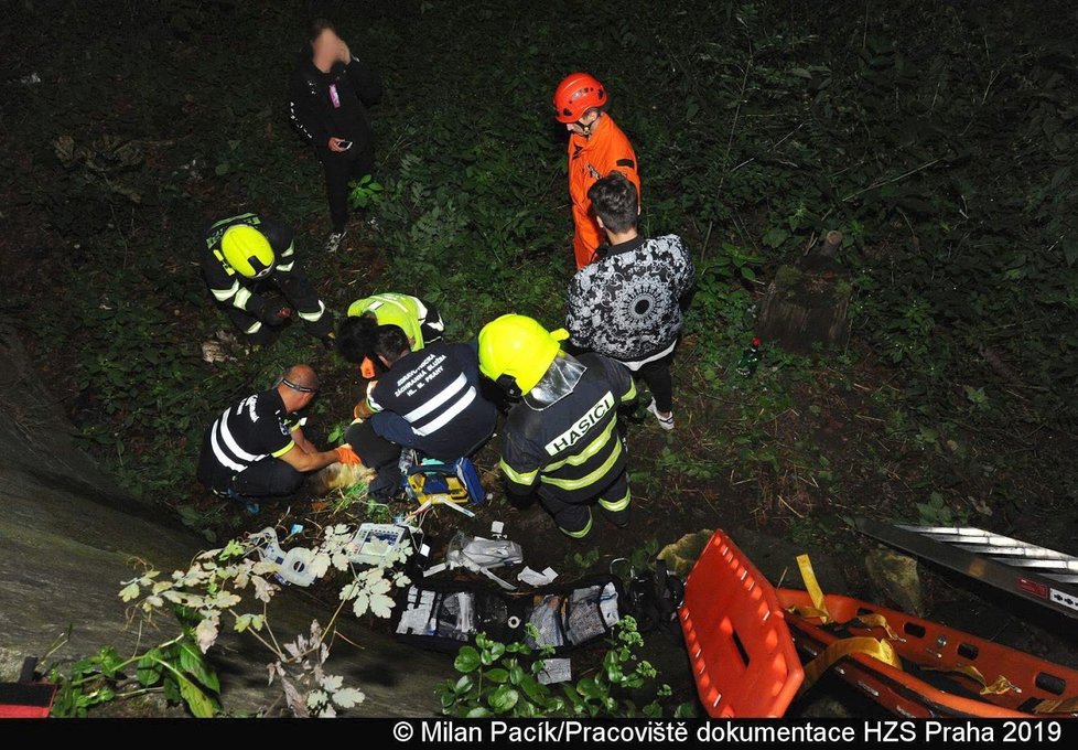 19letá žena spadla do čtyřmetrové jámy a vážně se zranila.