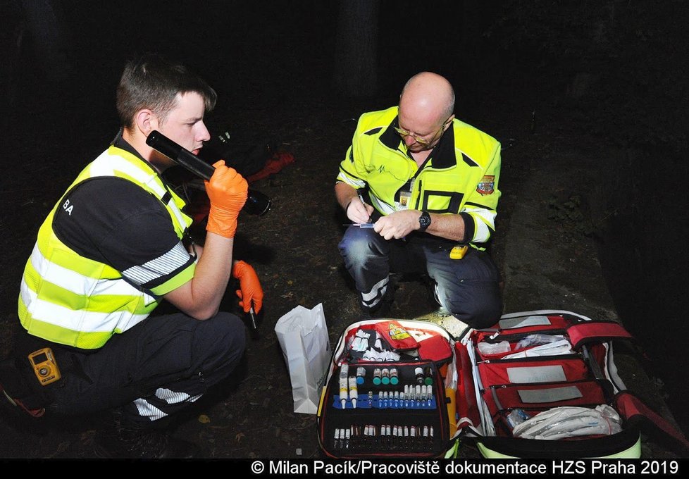 19letá žena spadla do čtyřmetrové jámy a vážně se zranila.