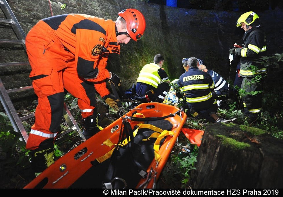 19letá žena spadla do čtyřmetrové jámy a vážně se zranila.