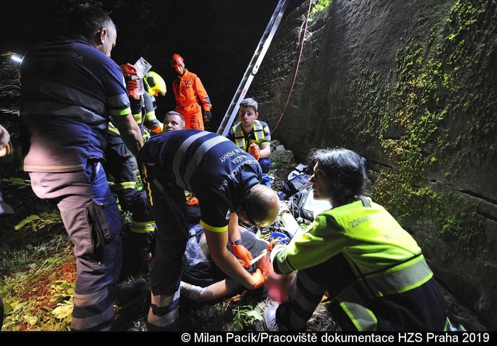 19letá žena spadla do čtyřmetrové jámy a vážně se zranila.