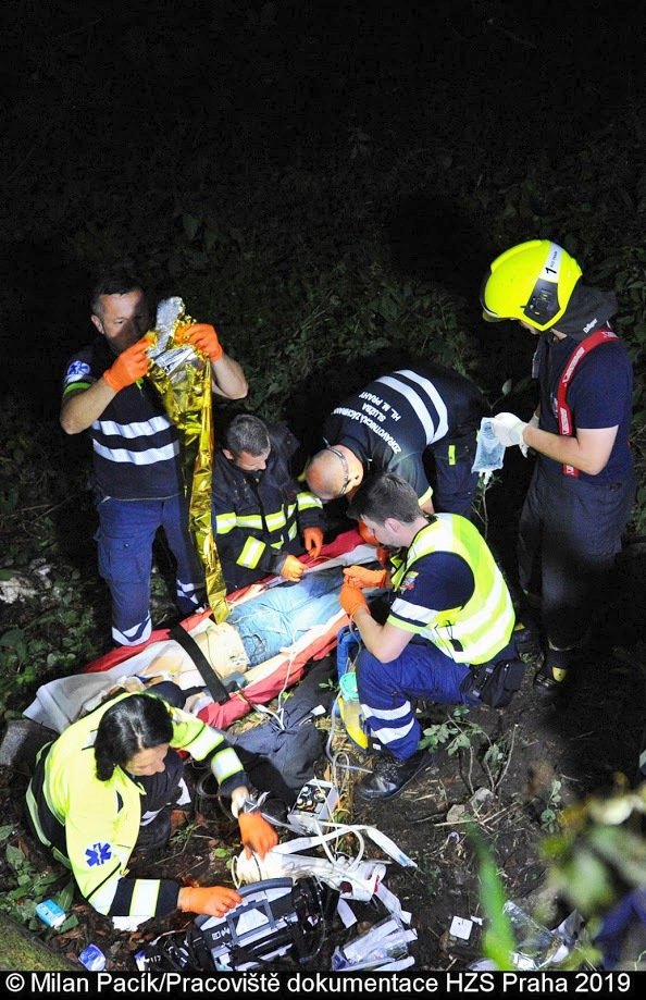 19letá žena spadla do čtyřmetrové jámy a vážně se zranila.