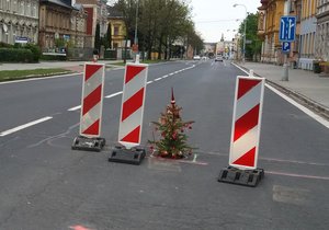 Tuhle díru lidé z Krnova musejí objíždět už prosince. Aby tak nedělali do dalších Vánoc, zapíchli do ní pro silničáře stromeček...