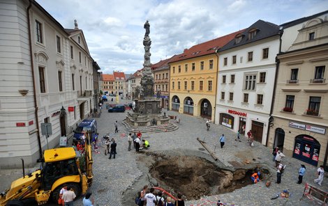 Kráter je nejméně čtyři metry hluboký.