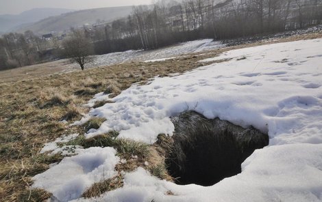 Otvor měří v průměru necelý metr.