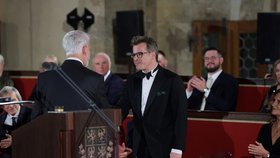Dirigent Jakub Hrůša dostal medaili Za zásluhy o stát (28. 10. 2025).