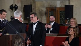 Dirigent Jakub Hrůša dostal medaili Za zásluhy o stát (28. 10. 2025).