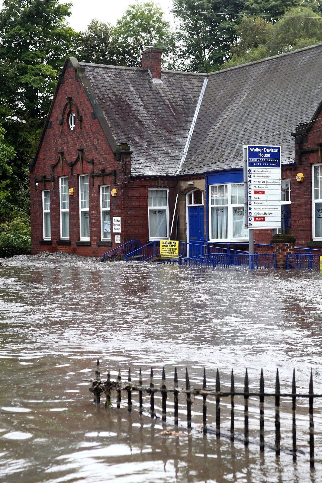 Ulice Newburnu jsou pod vodou.