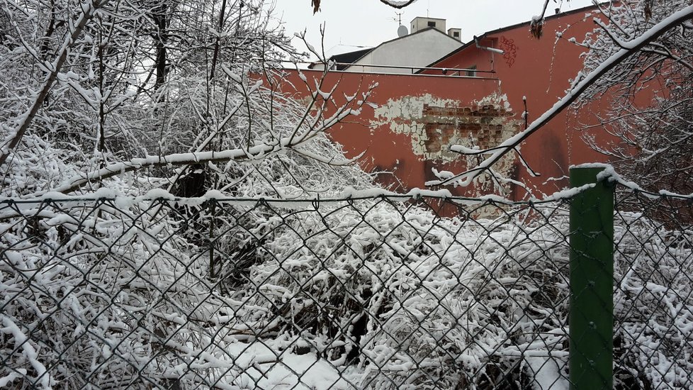 Discoland je popraskaný na více místech.