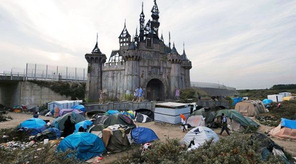 Banksy nechal rozmontovat svůj park, aby pomohl vybudovat přístřešky pro uprchlíky