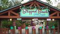 V rámci Disney Worldu u Orlanda lze navštívit jeden velmi zajímavý vodní svět - Disney&#39;s Blizzard Beach Water Park, který se tváří jako lyžařské středisko. Nechybějí umělé závěje, sněhuláci, rampouchy,  v plavkách se svezete nejen po skluzavce, ale i na sedačkové lanovce či na sáňkách.