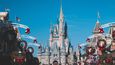 Společnost Disney v dubnu otevře své dva zábavní parky v Kalifornii. Návštěvnost však bude omezená.