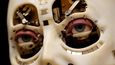 Robot umí symetricky pohybovat očima jako skutečný člověk.