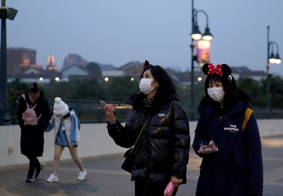 V Číne zavřeli kvůli koronaviru místní Disneyland
