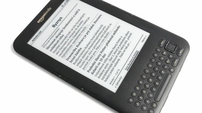 Displej čtečky Kindle je sice jen černobílý, zobrazení na elektronickém displeji má ale nejblíž ke klasické knize nebo novinovému papíru