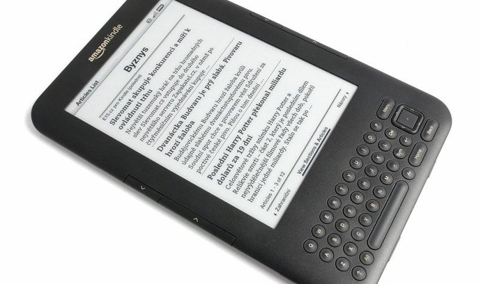 Displej čtečky Kindle je sice jen černobílý, zobrazení na elektronickém displeji má ale nejblíž ke klasické knize nebo novinovému papíru