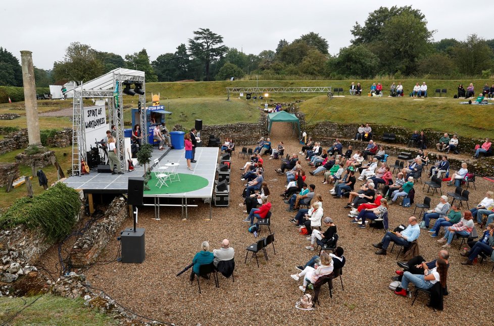 Koronavirus v Británii: Maltings Open Air Theatre Festival v St Albans se koná s minimem fanoušků. Ti musí dodržovat sociální distanc (14.8.2020)