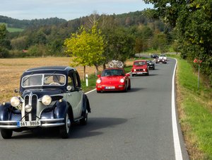 Praha poprvé hostila Distinguished Gentleman’s Drive. Za volant usedl i Petr Pavel