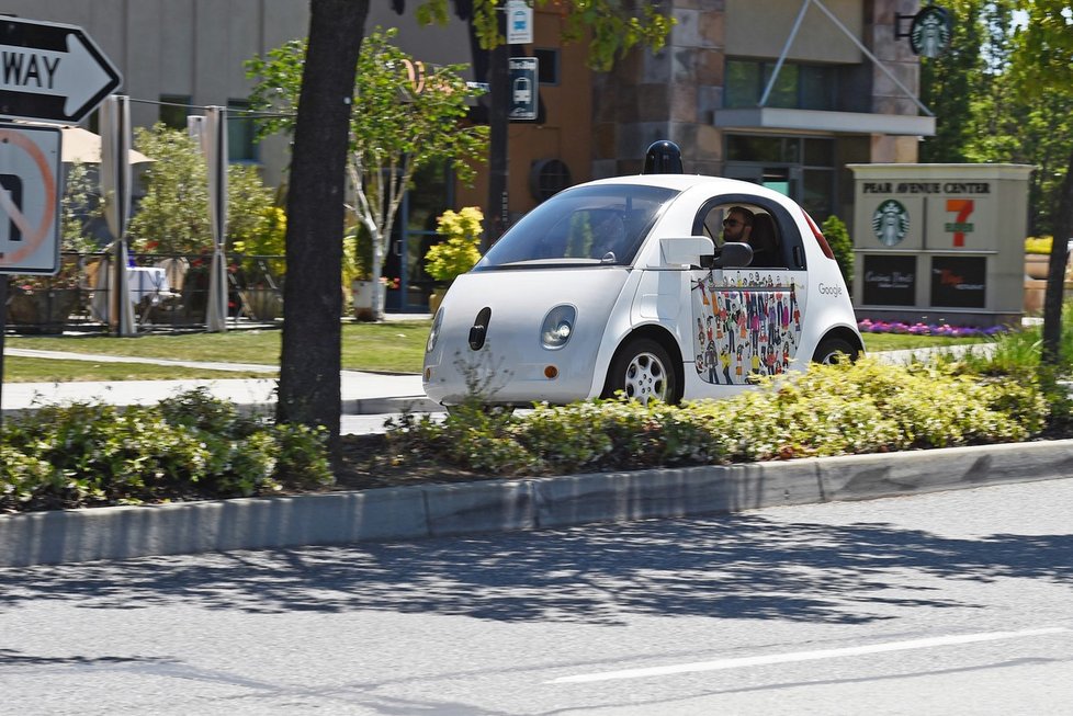 Testování aut bez řidičů je v plném proudu: Koncept společnosti Google v kalifornských ulicích.