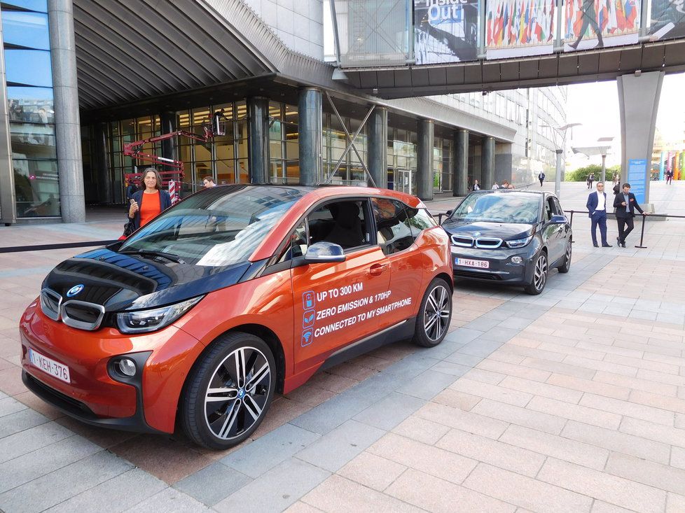 Ukázky aut bez řidičů proběhly přímo před budovou europarlamentu v Bruselu.