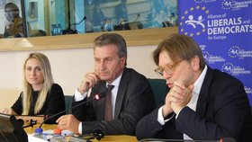 Dita Charanzová, německý eurokomisař Oettinger a Guy Verhofstadt na konferenci o budoucnosti aut bez řidičů v Bruselu