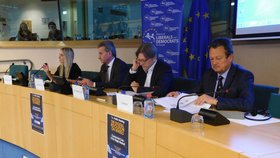Dita Charanzová, německý eurokomisař Oettinger, Guy Verhofstadt a Ivan Hodač na konferenci o budoucnosti aut bez řidičů v Bruselu