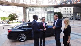 Guy Verhofstadt a Dita Charanzová při ukázkách aut bez řidičů v Bruselu