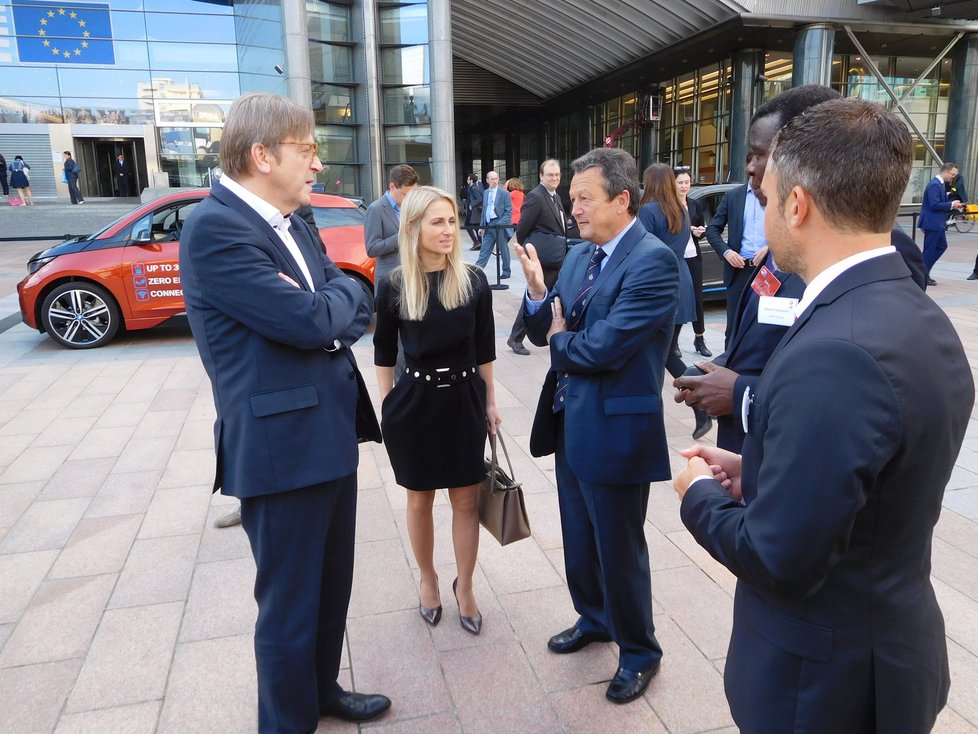 Guy Verhofstadt a Dita Charanzová při ukázkách aut bez řidičů v Bruselu