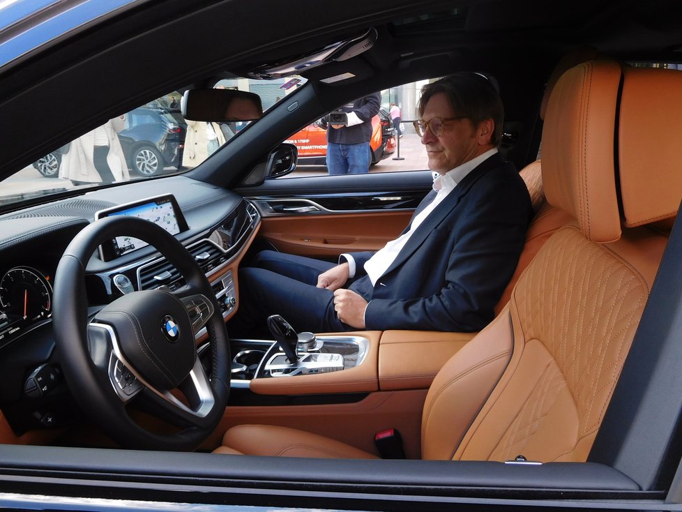 Guy Verhofstadt v luxusní černé limuzíně BMW, která je velkým „autem na ovládání“.