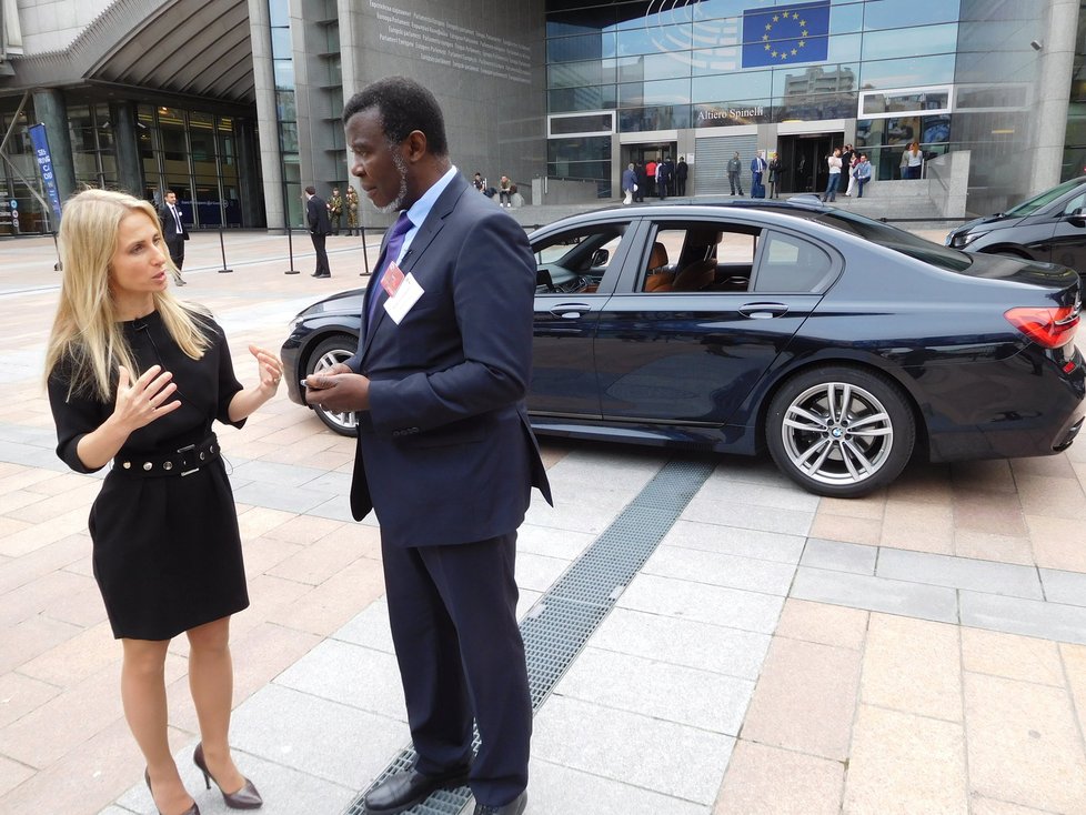 Europoslankyně Dita Charanzová před budovou Evropského parlamentu se zástupcem automobilky BMW
