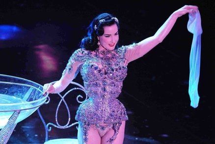 Dita Von Teese pro krásu trpí, podívejte se, co s ní dělá korzet