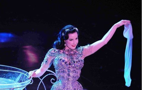 Dita Von Teese pro krásu trpí, podívejte se, co s ní dělá korzet