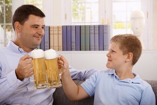 I malé množství alkoholu u dětí může způsobit komplikace ve vývoji mozku