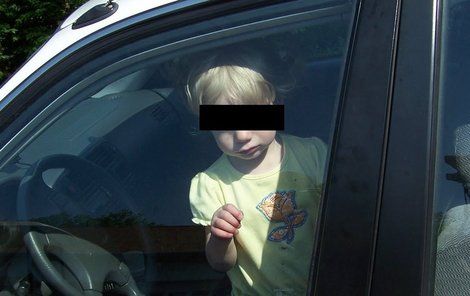 Malé dítě se upeklo v autě. (Ilustrační foto)