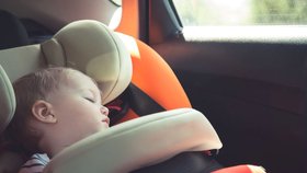 Rodiče by neměli nechávat děti zavřené v autě bez dozoru. A už vůbec ne v létě. (Ilustrační foto)
