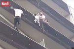 Dítě visící z balkonu zachránil přistěhovalec bez dokladů.