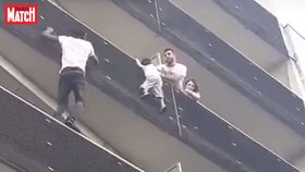 Dítě visící z balkonu zachránil přistěhovalec bez dokladů