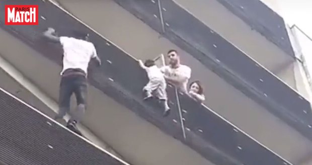 Dítě viselo z balkonu, zasáhl migrant – Spiderman. Soud posílá otce na rodičovský kurz