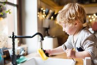 20 věcí špinavějších než záchod, na které děti běžně sahají. Čeho se bát?