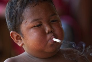 Dvouleté dítě kouří 40 denně! Šokující fotky oblétly svět.